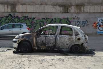 Quema de contenedores en La Herradura y vehículo quemado en el parquin de Arnao/TA.